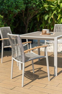 Απολαύστε τα γεύματα με την AJUNION Luxury Aluminum Garden Set και την καρέκλα με σχοινί.