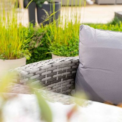 Προσθέστε κομψότητα στον κήπο σας με το AJUNION Wicker Woven Sofa Set και το Fire Pit Table